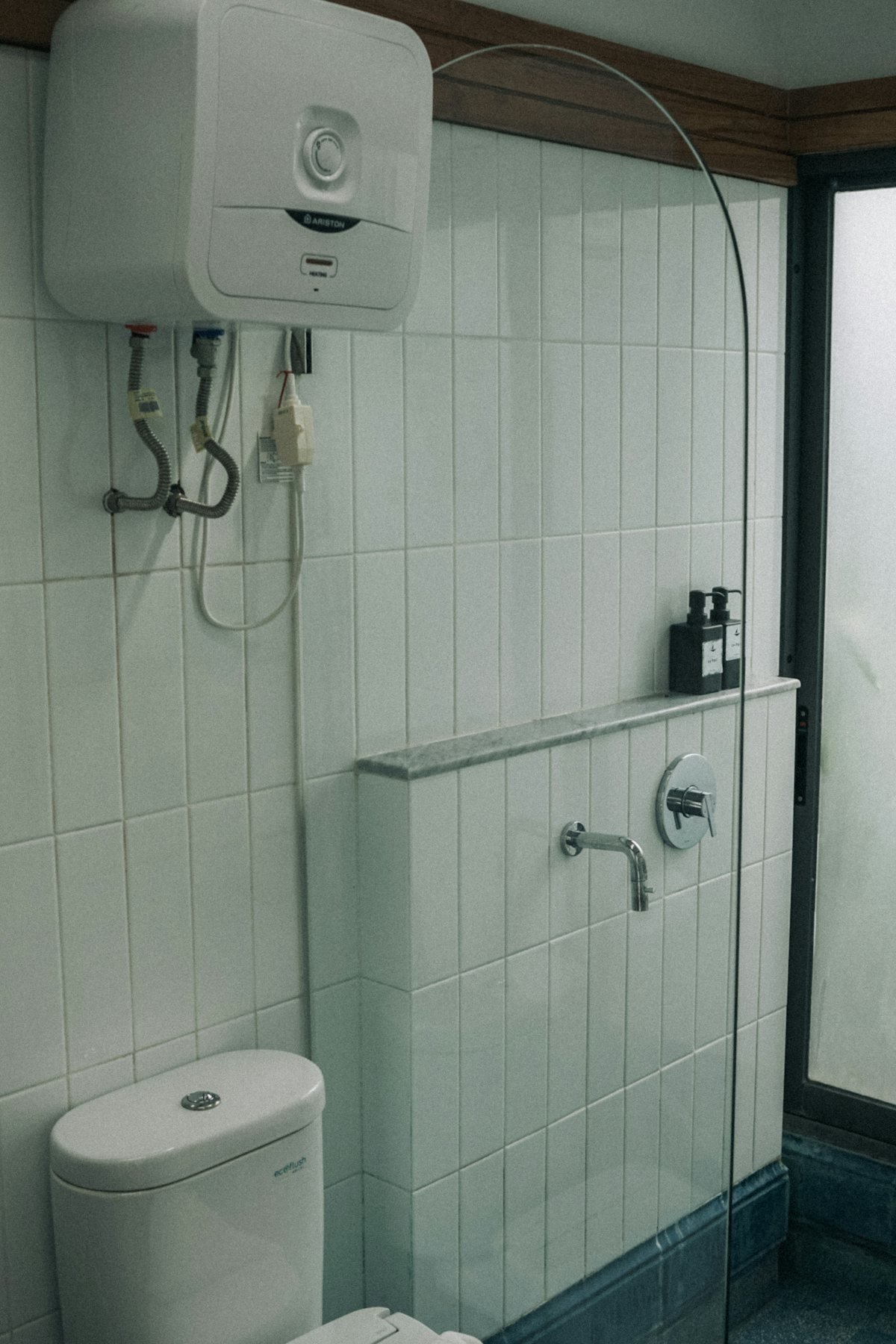 Chauffe-eau électrique mural installé dans une salle de bain carrelée